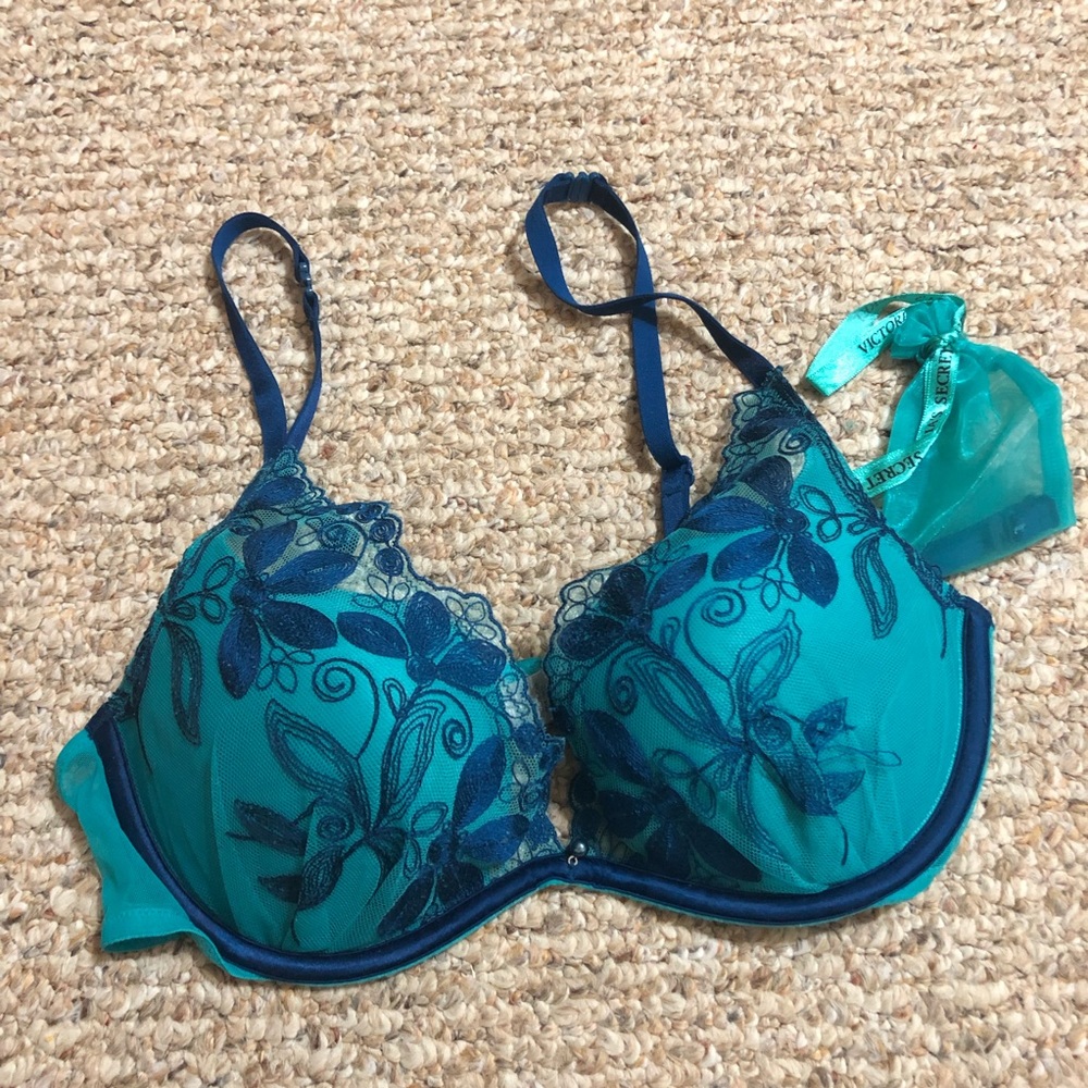 NWOT Size 34 C very sexy plunge bra